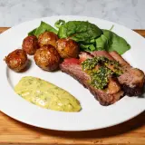 Perfekt grillad picanha med krispiga potatisar, grönskasallad och en krämig sås. En festmåltid!