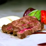 Perfekt grillad flat iron steak med krämigt potatismos och färgglada grönsaker. En njutning att grilla!