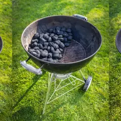 Tre grillar på gräsmattan, en med mycket kol, en med lite mindre, och en med bara lite kol kvar. Hur mycket kol i grillen?