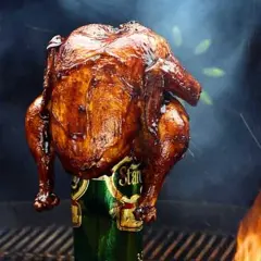 En saftig ölkyckling, perfekt grillad med gyllene skinn, står stolt på en ölburk. Rök och flammor skapar en dramatisk bakgrund.