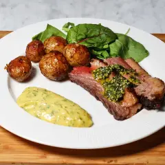 Perfekt grillad picanha med krispiga potatisar, grönskasallad och en krämig sås. En festmåltid!