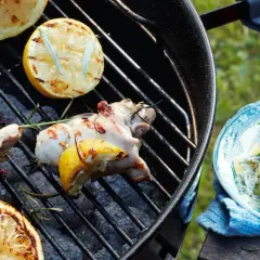 Kycklingben grillas med citron och rosmarin. Perfekt temperatur för saftig kyckling.