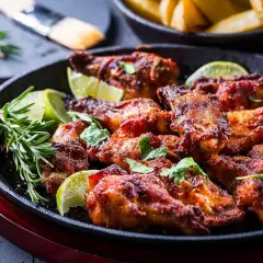 Grillade kycklingvingar med lime och rosmarin. Perfekt kyckling temperatur för en saftig grillupplevelse.