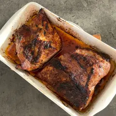 Två saftiga stekar i en ugnsform, redo för ett läckert pluma recept. Perfekt för en middag!