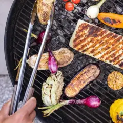 Grillad halloumi och grönsaker som aubergine, lök och paprika. En härlig grekisk grill för en sommarkväll.