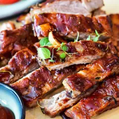 Saftiga, glaserade spareribs med en mörk marinad, toppade med färska örter. Perfekt för grillkvällen!