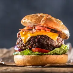 En saftig hamburgare med smält ost, krispigt bacon och färska grönsaker. En riktig hamburgare smet som får det att vattnas i munnen.