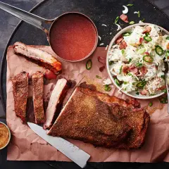 Härliga, kryddiga spareribs som är redo att serveras med en krämig potatissallad. Perfekt för en grillkväll!