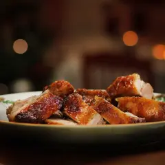 Krispiga revben till jul, perfekt tillagade och redo att avnjutas. En festlig rätt som förgyller julafton.