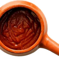 En lerbehållare fylld med en härlig amerikansk bbq-sås. Perfekt för ditt nästa recept!