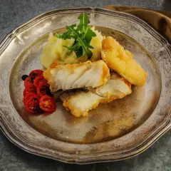 Krispig torsk på grillen, serverad med krämigt potatismos, körsbärstomater och en ruccoladressing. En klassisk svensk rätt som smakar ljuvligt.