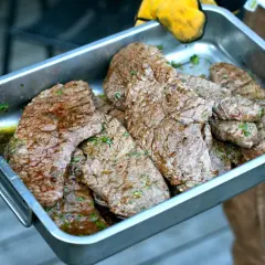 Nylagad rostbiff i en form, perfekt temperatur efter grillning.