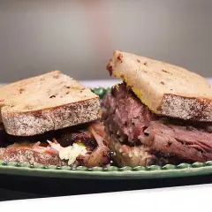 Två rejäla mackor med saftigt kött och krispig coleslaw, en smak av äkta texas bbq.