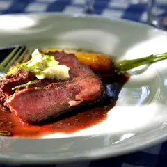 Skivat flat iron steak recept med potatismos och en grön kvist.