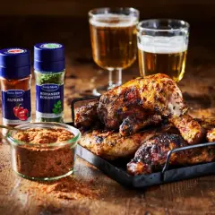 Grillad kyckling med en härlig bbq rub, bredvid Santa Maria paprika och koriander. Perfekt för sommarens grillkvällar!