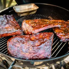 Saftiga revbensspjäll med glaze som steker på grillen. En härlig sommarmåltid som doftar fantastiskt.