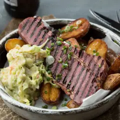 Grillad oxbringa med klyftpotatis och coleslaw. En perfekt sommarmåltid!