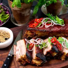 Saftiga asiatiska revben, glaserade och toppade med chili och lök. Serveras med en skål sesamfrödipp och rödkålssallad.