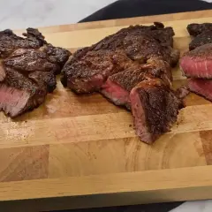 Perfekt tillagade entrecôte-biffar, saftiga och rosa inuti, visar den ideala entrecote temp.