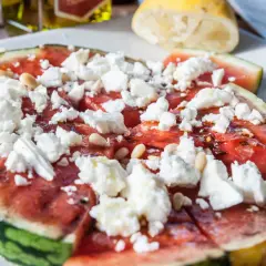 Grillad vattenmelon med smulad fetaost och pinjenötter. En härlig kall sås fetaost-röra som passar perfekt till sommaren.