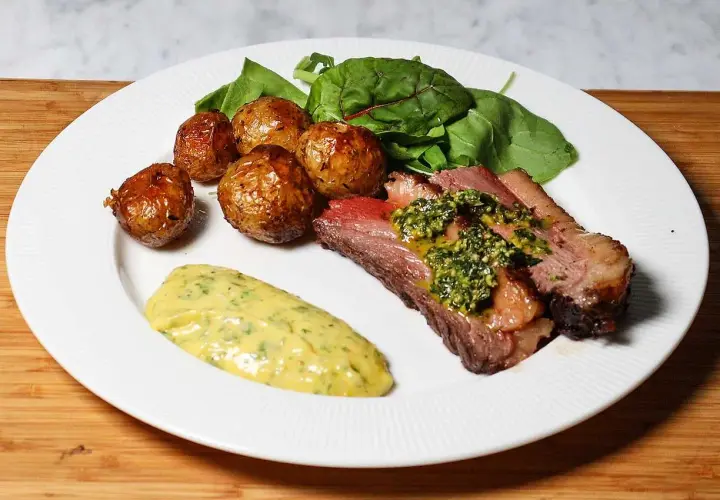 Perfekt grillad picanha med krispiga potatisar, grönskasallad och en krämig sås. En festmåltid!