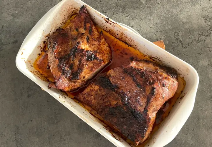 Två saftiga stekar i en ugnsform, redo för ett läckert pluma recept. Perfekt för en middag!