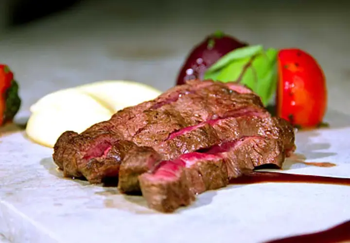 Perfekt grillad flat iron steak med krämigt potatismos och färgglada grönsaker. En njutning att grilla!