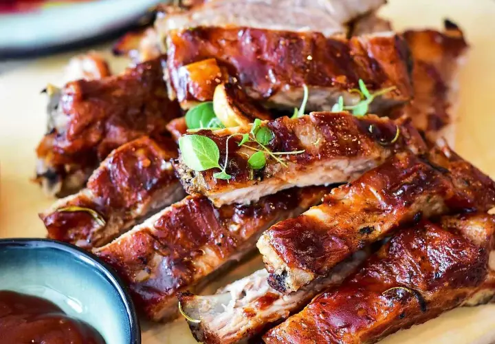 Saftiga, glaserade spareribs med en mörk marinad, toppade med färska örter. Perfekt för grillkvällen!