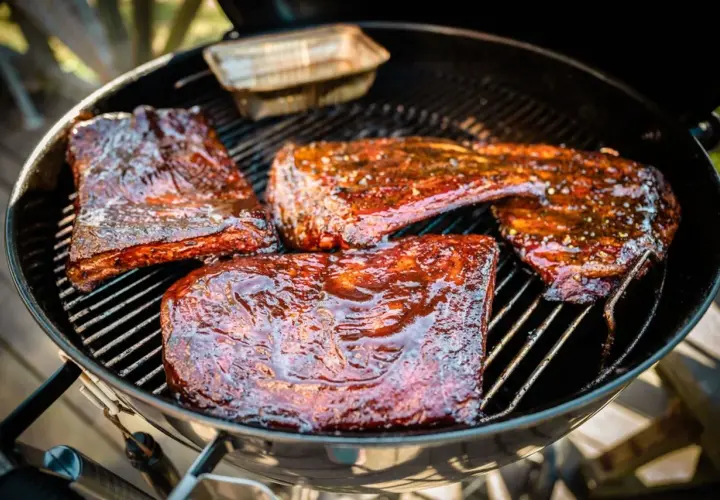 Grillade revbensspjäll med en glansig, enkel glaze som ser otroligt god ut.