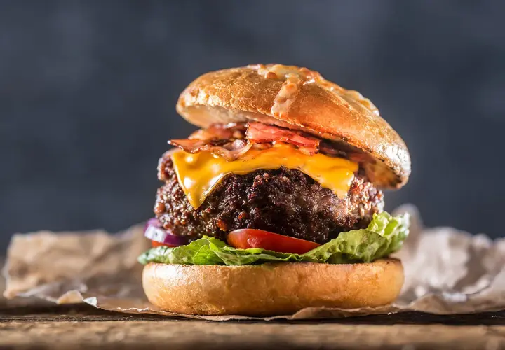 En saftig hamburgare med smält ost, krispigt bacon och färska grönsaker. En riktig hamburgare smet som får det att vattnas i munnen.