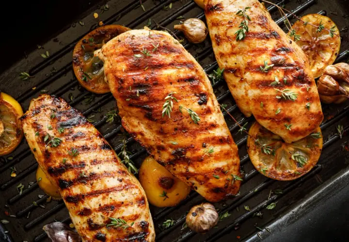 Grillade kycklingbröst med citron och vitlök på en grillpanna. Perfekt för att grilla kycklingvingar en solig dag.