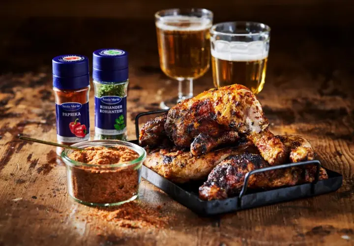 Grillad kyckling med en härlig bbq rub, bredvid Santa Maria paprika och koriander. Perfekt för sommarens grillkvällar!