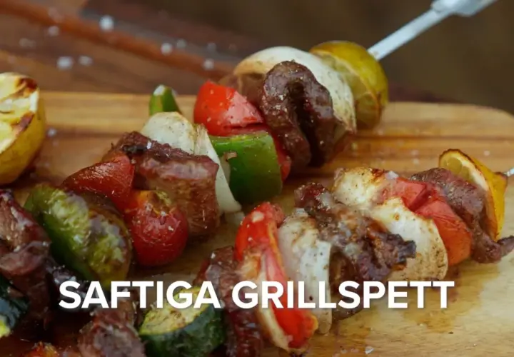 Saftiga grillspett med kött, grönsaker och citron på en träskärbräda. Perfekt för sommarens grillkvällar.