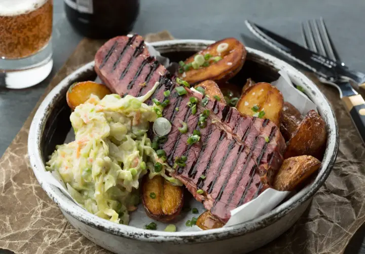 Grillad oxbringa med klyftpotatis och coleslaw. En perfekt sommarmåltid!