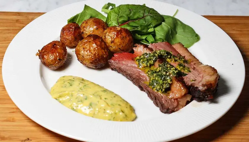 Perfekt grillad picanha med krispiga potatisar, grönskasallad och en krämig sås. En festmåltid!