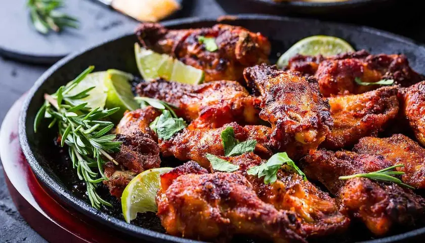 Grillade kycklingvingar med lime och rosmarin. Perfekt kyckling temperatur för en saftig grillupplevelse.