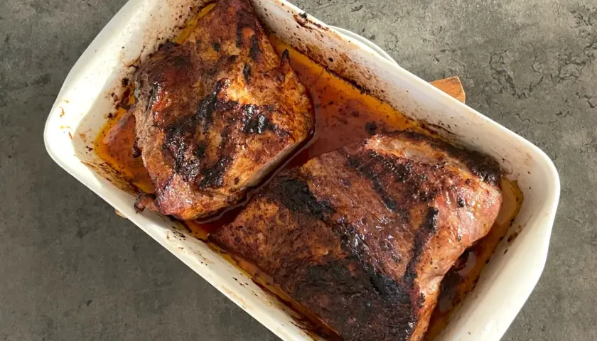Två saftiga stekar i en ugnsform, redo för ett läckert pluma recept. Perfekt för en middag!