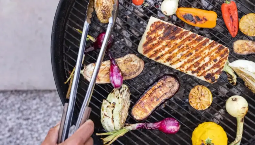 Grillad halloumi och grönsaker som aubergine, lök och paprika. En härlig grekisk grill för en sommarkväll.