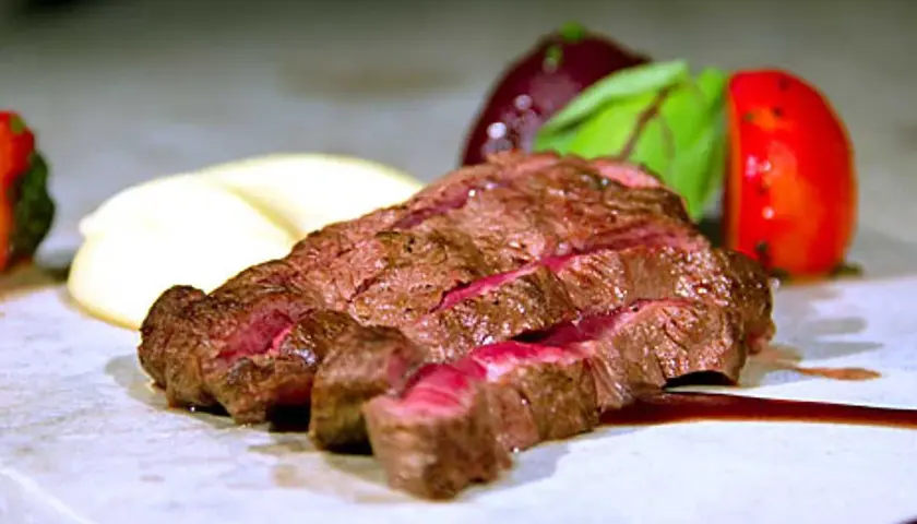 Perfekt grillad flat iron steak med krämigt potatismos och färgglada grönsaker. En njutning att grilla!