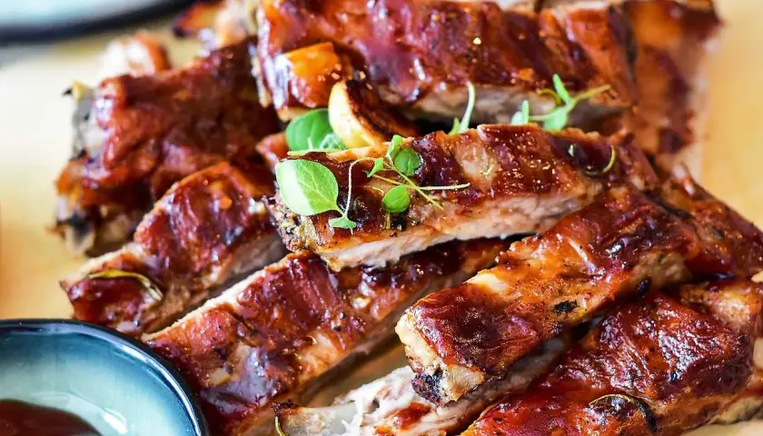 Saftiga, glaserade spareribs med en mörk marinad, toppade med färska örter. Perfekt för grillkvällen!