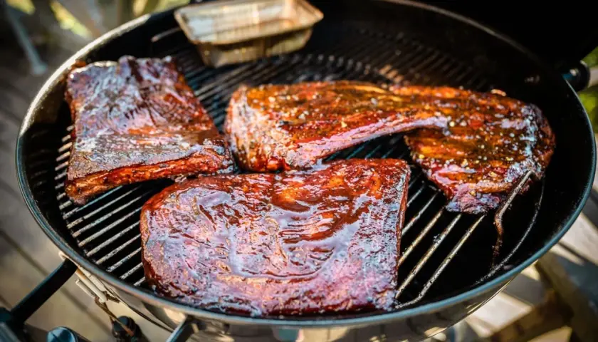 Grillade revbensspjäll med en glansig, enkel glaze som ser otroligt god ut.