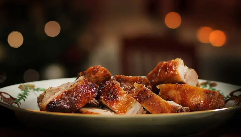 Krispiga revben till jul, perfekt tillagade och redo att avnjutas. En festlig rätt som förgyller julafton.