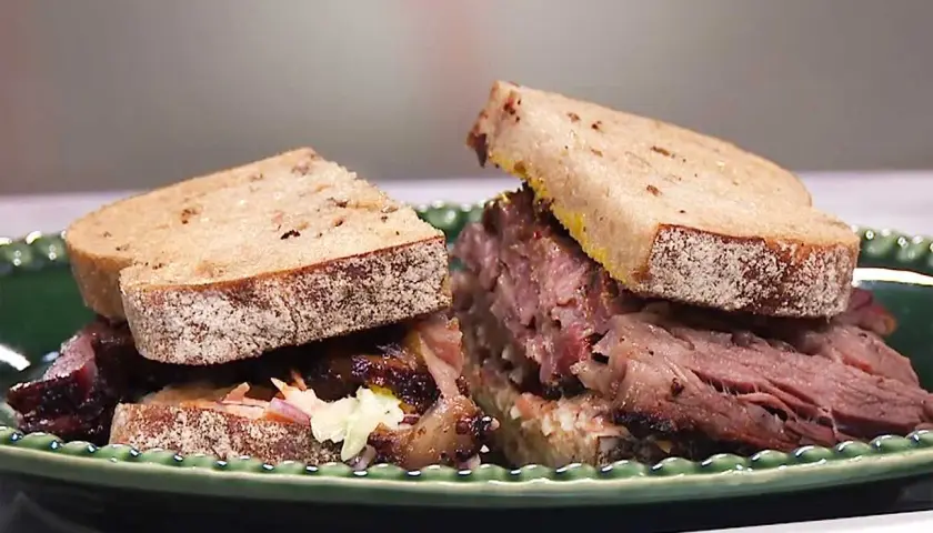 Två rejäla mackor med saftigt kött och krispig coleslaw, en smak av äkta texas bbq.