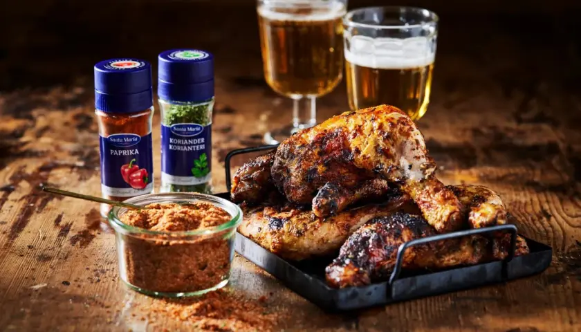 Grillad kyckling med en härlig bbq rub, bredvid Santa Maria paprika och koriander. Perfekt för sommarens grillkvällar!