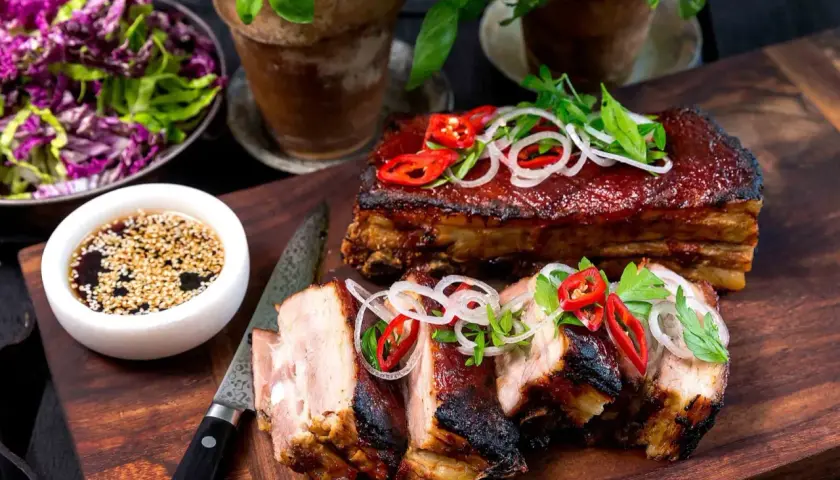Saftiga asiatiska revben, glaserade och toppade med chili och lök. Serveras med en skål sesamfrödipp och rödkålssallad.