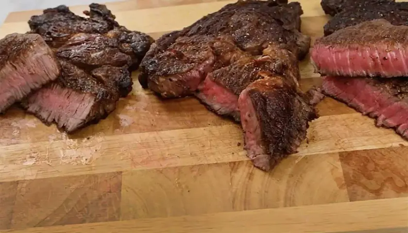 Perfekt tillagade entrecôte-biffar, saftiga och rosa inuti, visar den ideala entrecote temp.