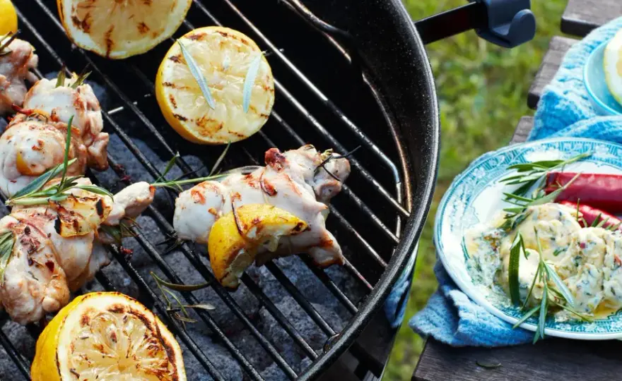 Kycklingben på grillen - Så lyckas du med saftigt kött