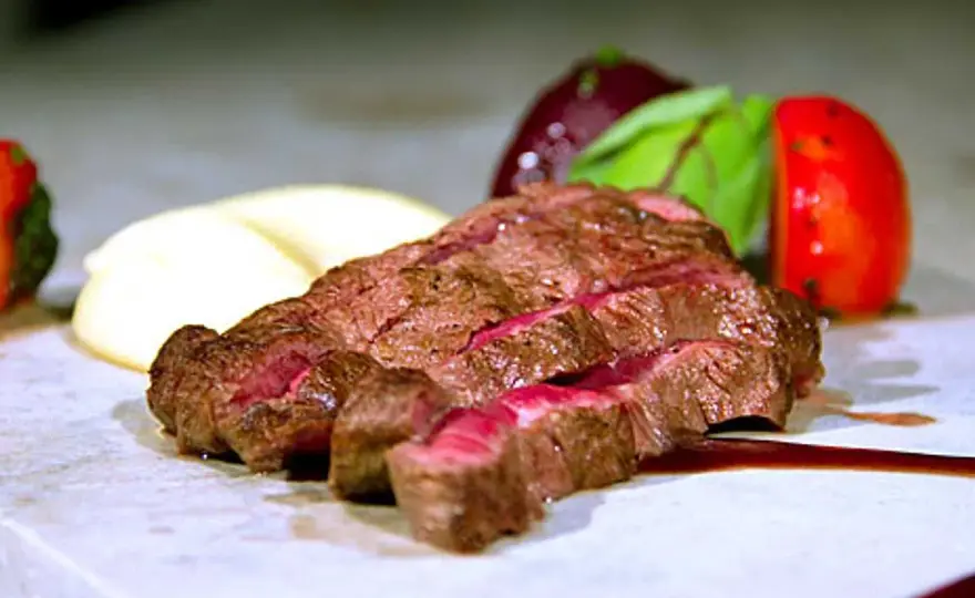 Grilla flat iron steak - Så lyckas du med perfekt saftig biff