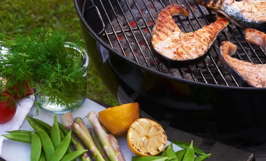Grilla lax på kolgrill – Så lyckas du varje gång!