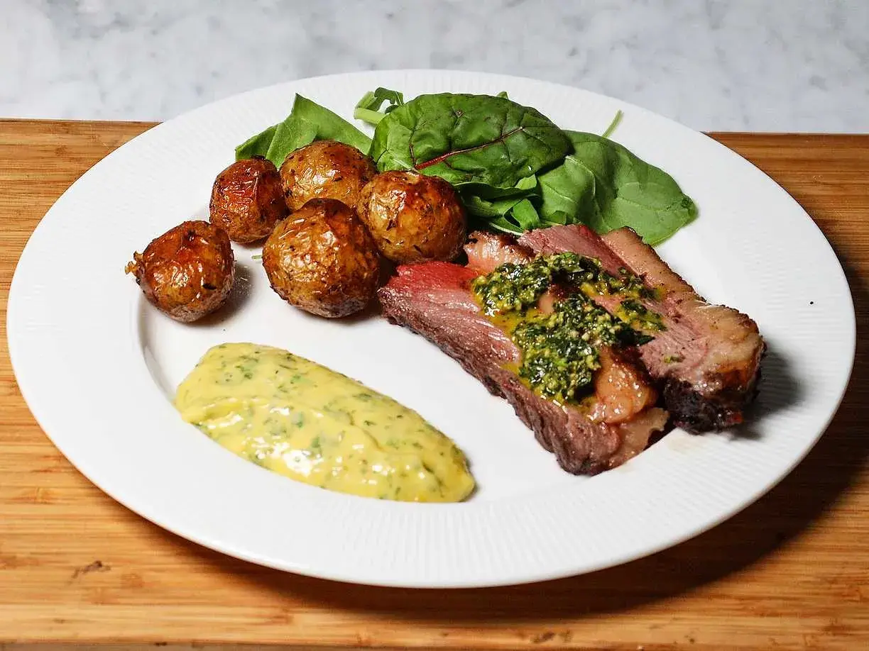 Perfekt grillad picanha med krispiga potatisar, grönskasallad och en krämig sås. En festmåltid!